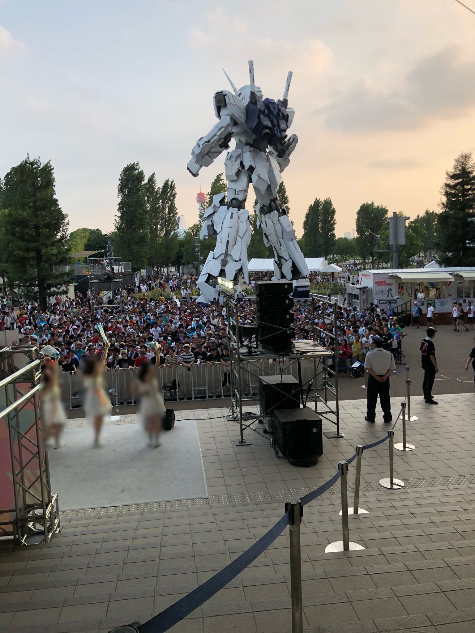 Twitter 上的 よっくん 今日までダイバーシティ東京フェスティバル広場 や近隣で行われてるアイドルイベント 昨日 既にイベント自体は終了した直後にも関わらず 実物大ユニコーンガンダムを撮影してた外国人に対しスタッフが撮影を止めさせてました イベント中であれ