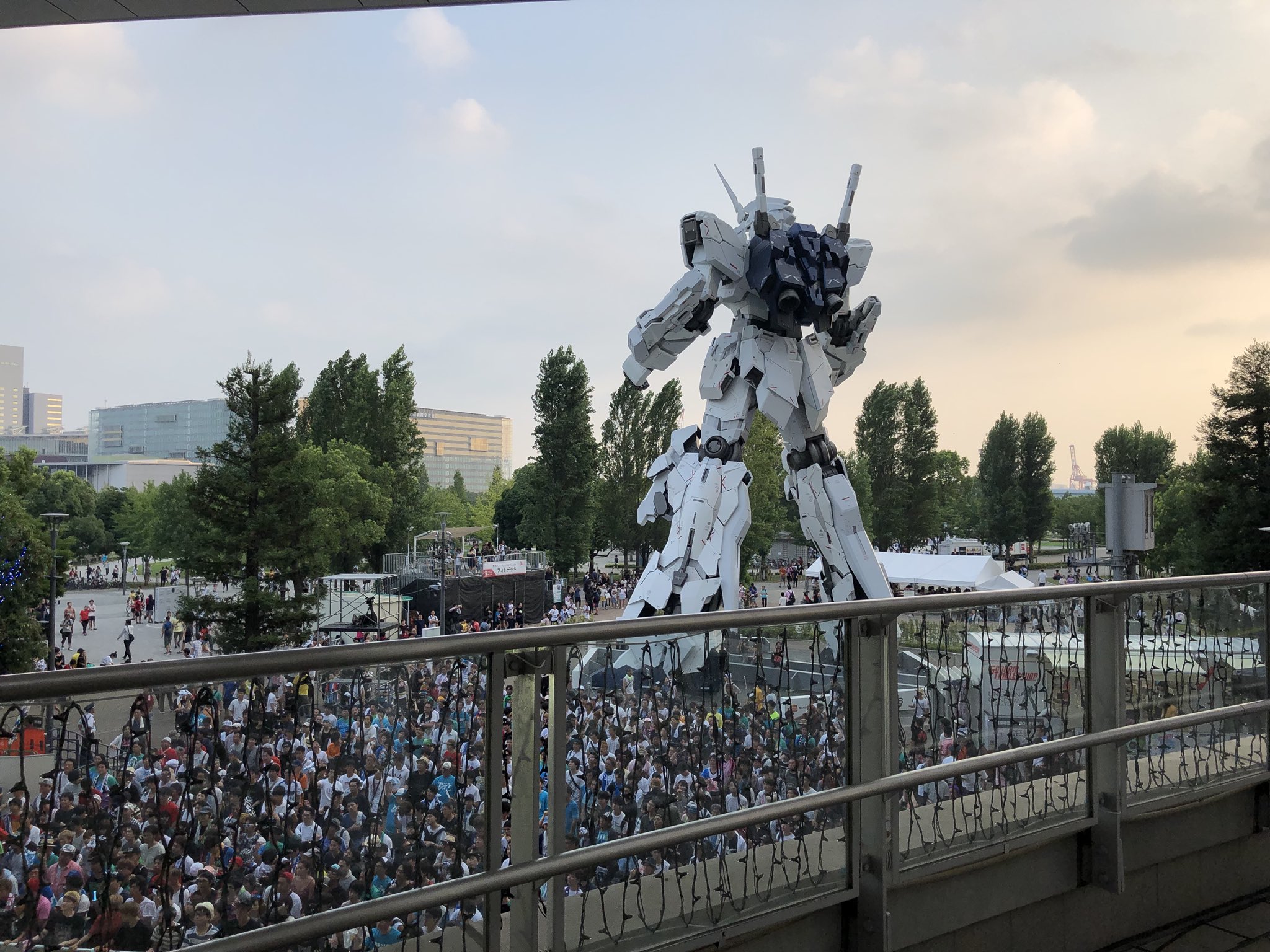 よっくん 今日までダイバーシティ東京フェスティバル広場 や近隣で行われてるアイドルイベント 昨日 既にイベント自体は終了した直後にも関わらず 実物大ユニコーンガンダムを撮影してた外国人に対しスタッフが撮影を止めさせてました イベント中であれ