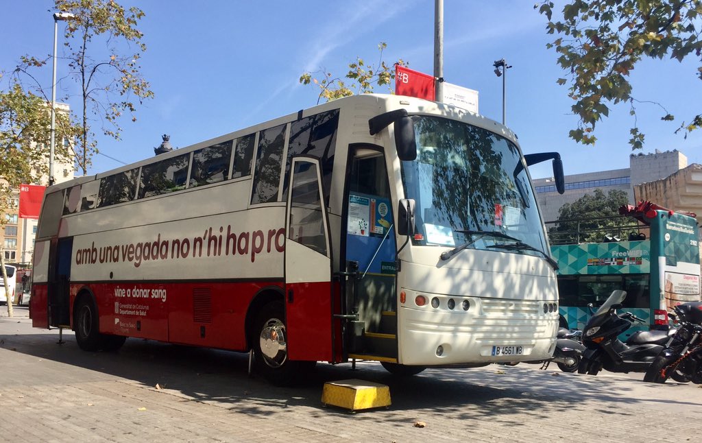 En verano las reservas de sangre se quedan en mínimos. Hoy en el centro de Barcelona se puede donar sangre. Un acto solidario que puede salvar muchas vidas.