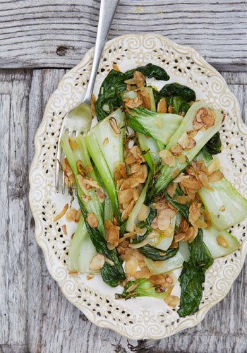 Our warmed thyme and lemon pak choi is the perfect zesty Asian side or base for your protein – so quick to make! We love the slices of garlic and almonds through it that just make the dish sing with flavour 🎶 bit.ly/2LzxKkA