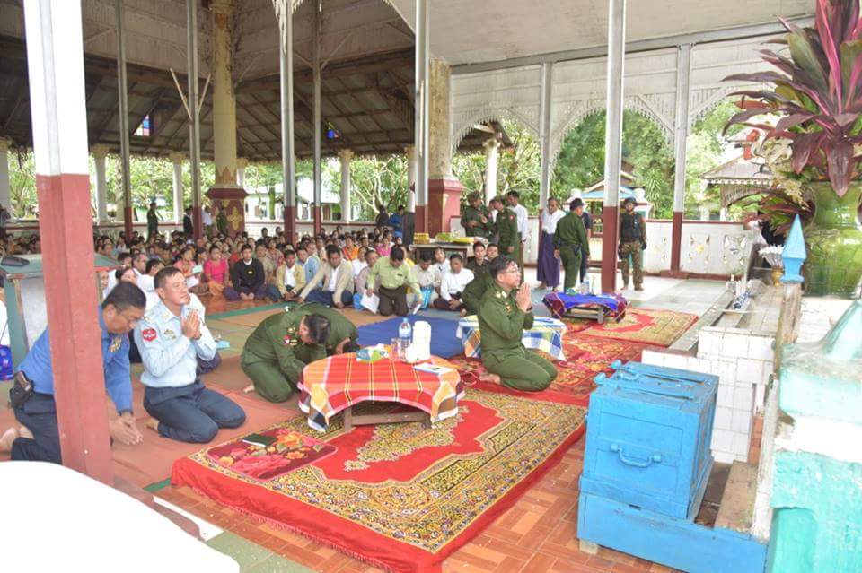 ZSittnaing's tweet photo. တပ္မေတာ္ကာကြယ္ေရးဦးစီးခ်ဳပ္ ဗုိလ္ခ်ဳပ္မွဴးႀကီးမင္းေအာင္လႈိင္ သည္ ပဲခူးတုိင္းေဒသႀကီးအတြင္း မုိးသည္းထန္စြာရြာသြန္း၍ ေရႀကီးေရလွ်ံမႈမ်ားေၾကာင့္ ေရႊက်င္ၿမိဳ႕၊ ကံ့ေကာ္ဝုိင္းရပ္ကြက္ရွိ ေရႊေတာင္ဦးဘုရားတြင္ ေခတၱေျပာင္းေရႊ႕ေနထုိင္လ်က္ရွိသည့္ ေရေဘးေရွာင္ျပည္သူမ်ားအား ယေန႔သြားေရာက္ေတြ႕ဆုံ https://t.co/CXgaheHnq6