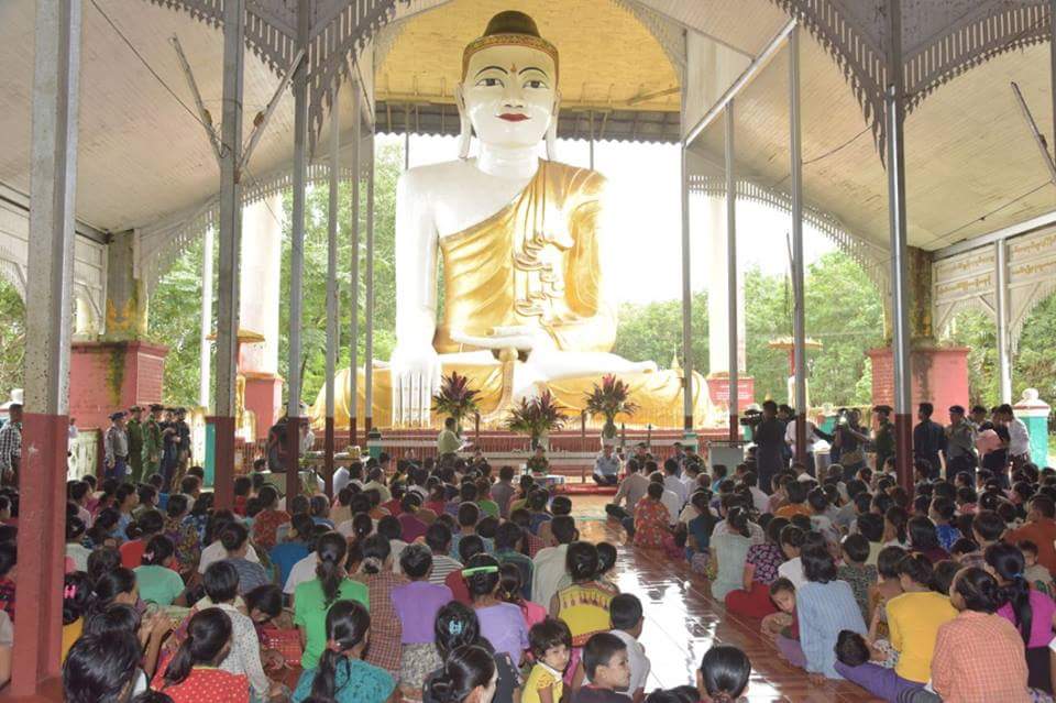 ZSittnaing's tweet photo. တပ္မေတာ္ကာကြယ္ေရးဦးစီးခ်ဳပ္ ဗုိလ္ခ်ဳပ္မွဴးႀကီးမင္းေအာင္လႈိင္ သည္ ပဲခူးတုိင္းေဒသႀကီးအတြင္း မုိးသည္းထန္စြာရြာသြန္း၍ ေရႀကီးေရလွ်ံမႈမ်ားေၾကာင့္ ေရႊက်င္ၿမိဳ႕၊ ကံ့ေကာ္ဝုိင္းရပ္ကြက္ရွိ ေရႊေတာင္ဦးဘုရားတြင္ ေခတၱေျပာင္းေရႊ႕ေနထုိင္လ်က္ရွိသည့္ ေရေဘးေရွာင္ျပည္သူမ်ားအား ယေန႔သြားေရာက္ေတြ႕ဆုံ https://t.co/CXgaheHnq6