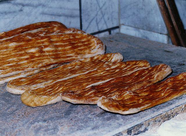 Wenn sich der Brotpreis ändert wird es gefährlich! Über Nacht ist das traditionelle Fladenbrot Nun-e Barbarie im #Iran 50% teurer geworden. Es ist eines der wenigen Lebensmittel, das sich noch viele leisten konnten.
