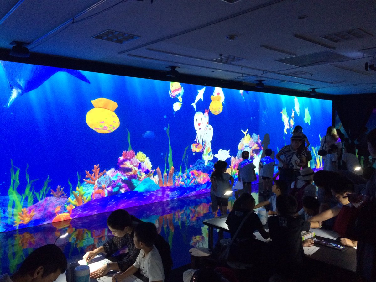 山日ybsイベント お絵かき水族館ではみんなが描いたお魚が泳いでいます 猛暑日でもココは涼しいですよ チームラボ山梨 山梨イベント 山梨の夏休み 岡島百貨店 猛暑日でも涼しい