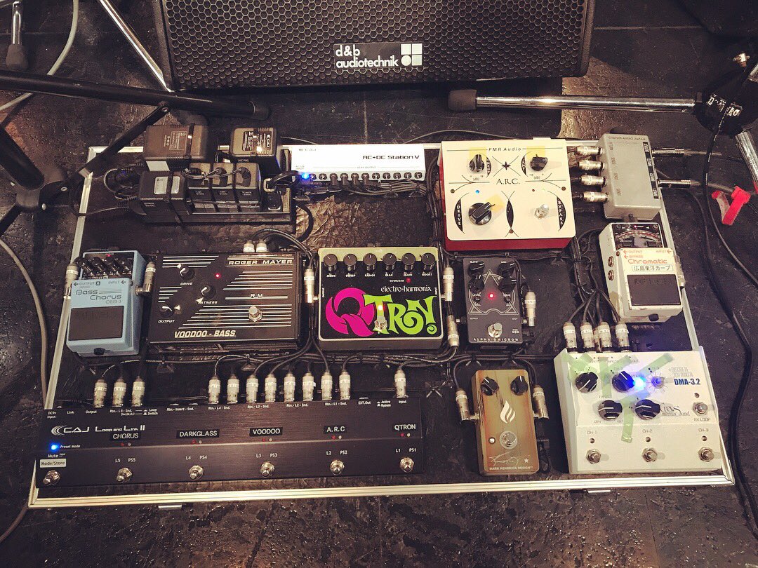 shin_carpbass's tweet photo. #本日のセッティング
メインの #エフェクトボード #sadowskyNYC の5弦、#DI は #universalaudio #solo610 アンプは #tecamp #puma500 キャビネットは 会場の #ampeg810
#bassplayer #ベーシスト #ペダルボード #pedalboard https://t.co/A2E42D79R9