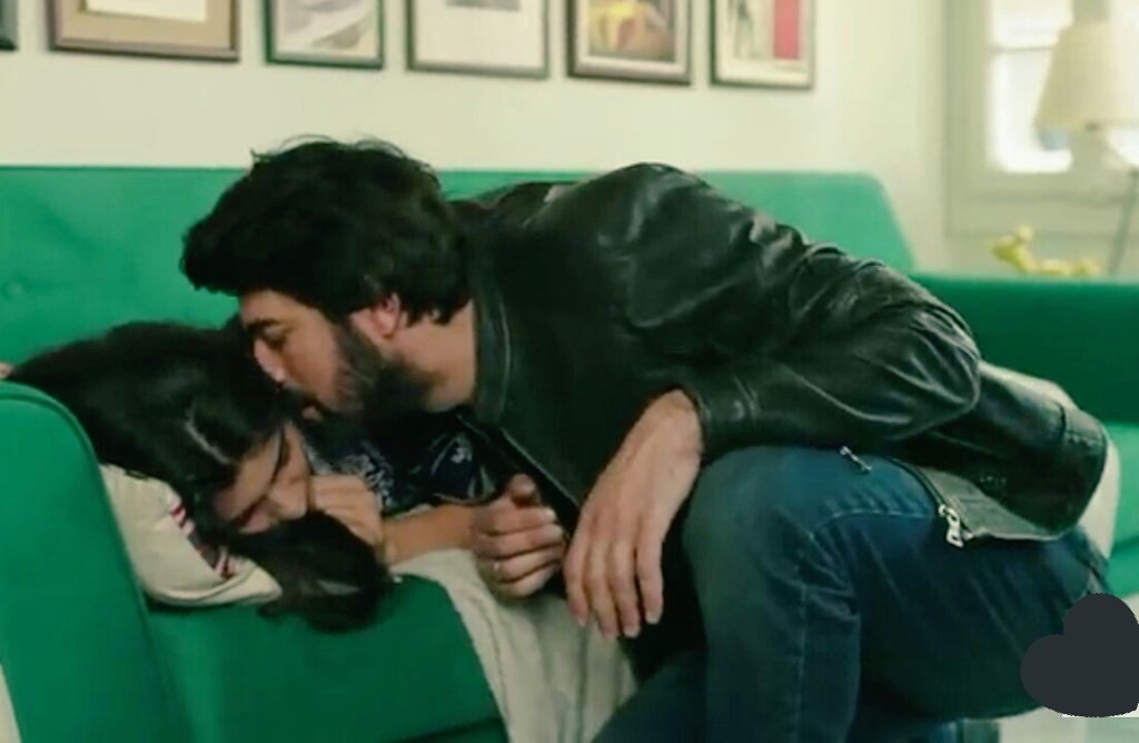 Chandravien1's tweet photo. TrueLove 💏💖 
#TubaBüyüküstün #ElifDenizer 
#EnginAkyürek #OmerDemir https://t.co/vJiLhh7dVI