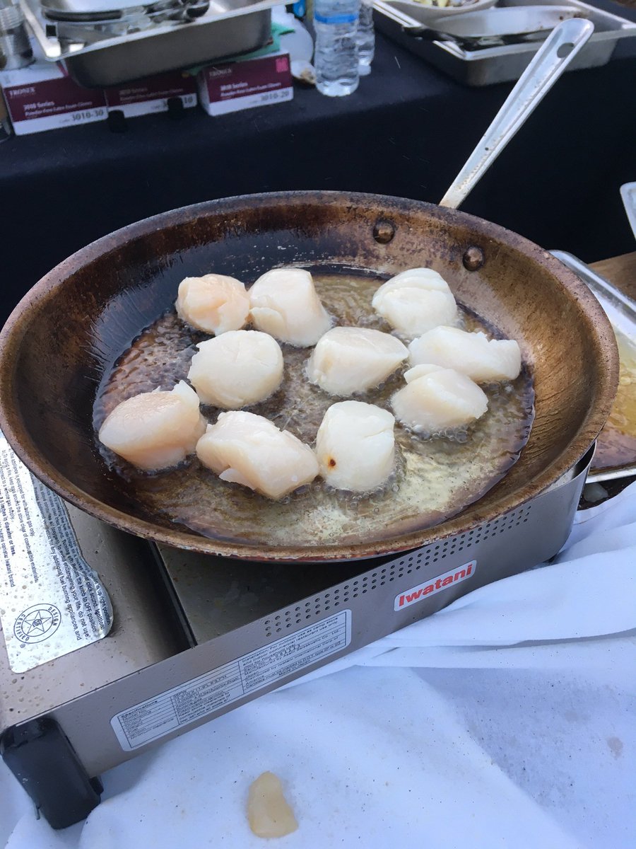 Grand Opening tonight at <a href="/vistacollina/">vista collina</a> in Napa. Wow! What a beautiful new lux hotel. They put on a 1st class party. Good food, good wine, live music, good people! (the scallops were for fresh cioppino.)