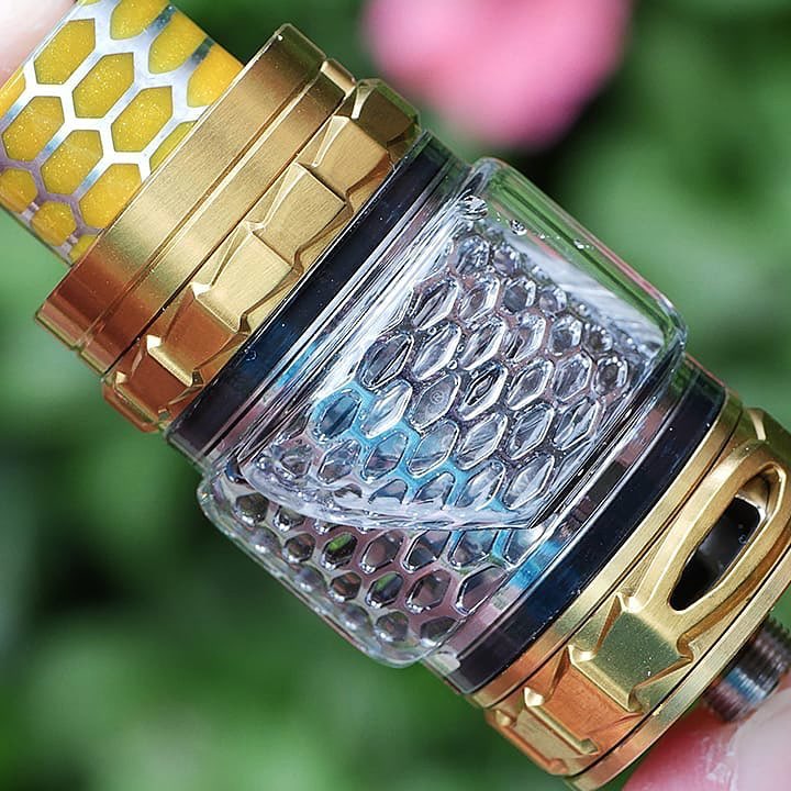 vaping_daily's tweet image. Close up to the TFV12 Prince Cobra Mesh 💨💨
.
.
📸: @riptrippers

#ALIVAPE .
#smok #tfv12prince #coilporn #vapestagram #cloudchasing #vapeshop #vapestore #vapedaily #vapefam #vapefamily #vapefamous #vapegram #vapehard #vapelife #vapelove #vapelyfe #vapeon #vapepics #vapeporn