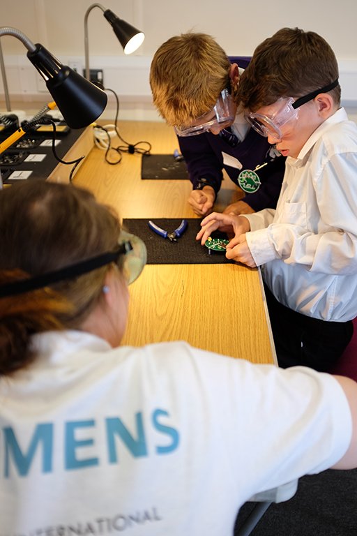 EdSciFest's tweet photo. Get your budding scientists excited about engineering with #GadgetFactory, presented by @SiemensUKNews! Give it a try this #weekend at @getnorth2018 Family Expo Weekend! #edscifest #getnorth2018 #thingstodowiththekids #summerholidays https://t.co/ZVE2bMVtqX https://t.co/KAdkc9UQNK