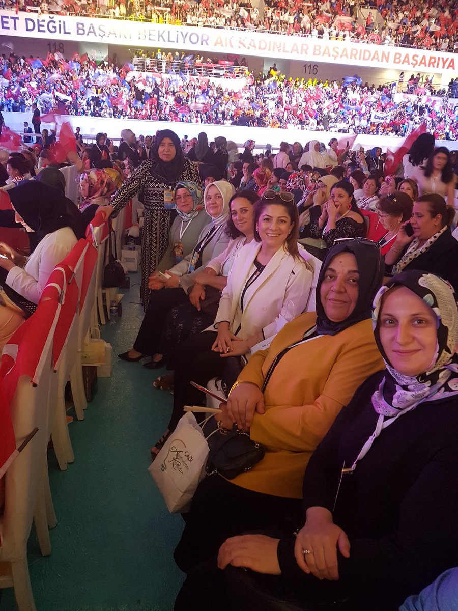 esra_erucar's tweet photo. Akkadın üsküdar reisinin yanında
@akkadin_uskudar @SeymaDgc @bayramsenocak @selvacam @ak_uskudar @Akkadinistanbul https://t.co/4NuJ8pMbbf