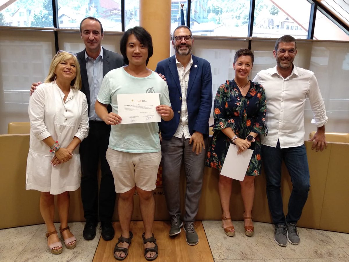 JoanRamonMarina's tweet photo. Amb molta simpatia del @comudelamassana, @IRLlull i @GovernAndorra, els 30 estudiants del #CULC18 rebien ahir el certificat d'aprofitament d 30 hores d classe + 15 d'activitats culturals. Enhorabona i milions d grĂ cies per donar exemple q si un vol el catalĂ s'aprĂšn fĂ cilment. https://t.co/dtxeQSR7JM