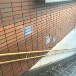 費用削減？剥がれたタイルを印刷された紙で補修する駅!