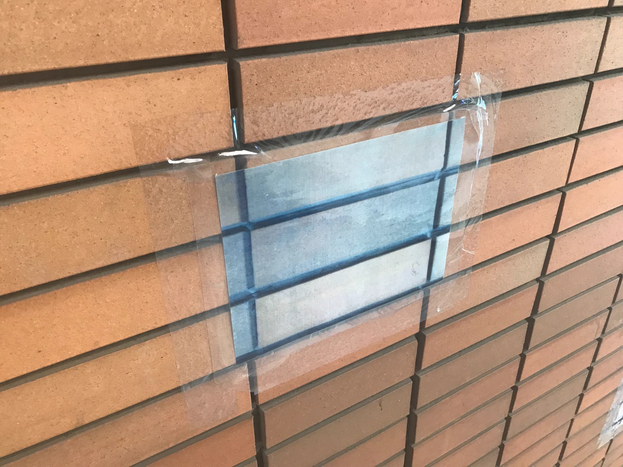 費用削減？剥がれたタイルを印刷された紙で補修する駅ｗｗｗ