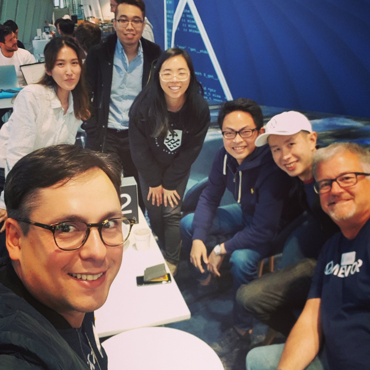BlockVerify's tweet image. Pavlo mentoring a great team! #sustainability #eoshackathon #blockhain #hackaus @hackaus @angelabeechan