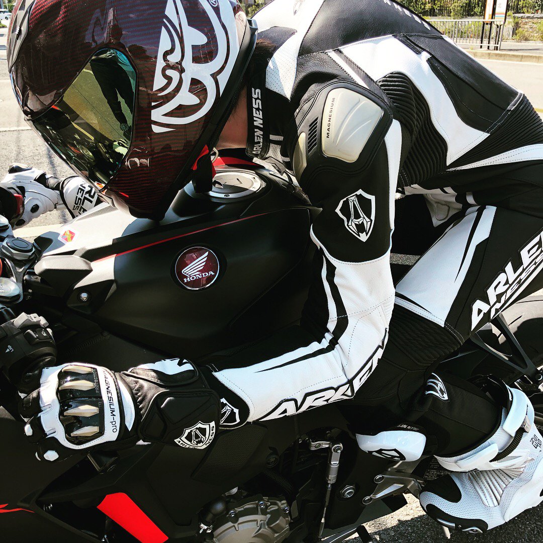 ベリック製、レーシングスーツ！ LS1-201329-BK RED BERIK RACINGSUITS