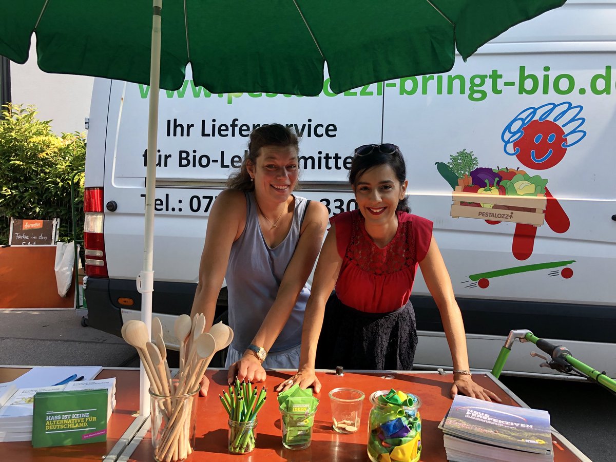 NeseErikli's tweet photo. Bürgersprechstunde heute auf dem Markt im Konstanzer Petershausen: wer mag, ist bis 12 Uhr zum Gespräch &amp; Austausch eingeladen. Wir sind da! 😎🦄

#konstanz #petershausen #wahlkreis #bürgersprechstunde #ltbw #grüne #grünebw #nesevorort #austausch #markt #marktstand #ltbw https://t.co/vSUEbEjziU