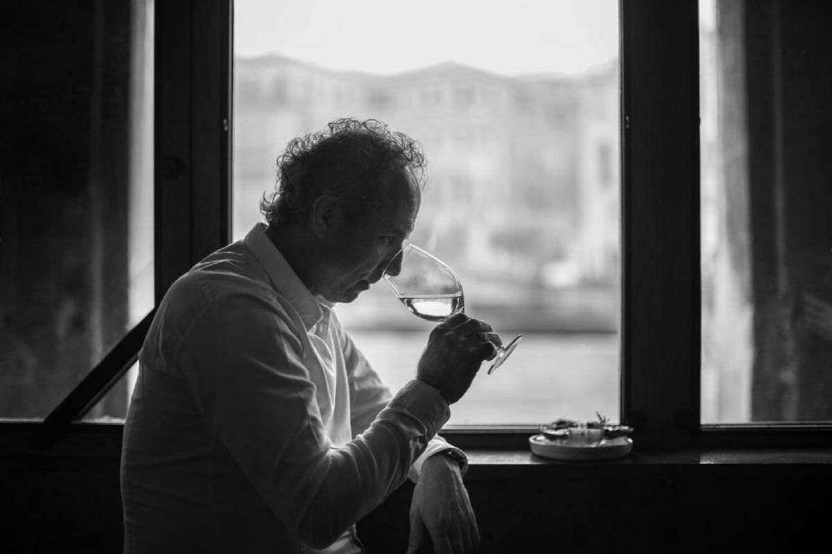 S_WineBox's tweet photo. La mia storia parte da una bicicletta. Il ciclismo mi ha insegnato la lealtà, lo spirito di sacrificio, la passione e io ho trasposto questi valori dentro al sogno di una vita: esprimere me stesso attraverso il vino della mia terra. Lucio Mosole. #Tappa5 👉https://t.co/kurguiNqov https://t.co/rU96BSDpDl