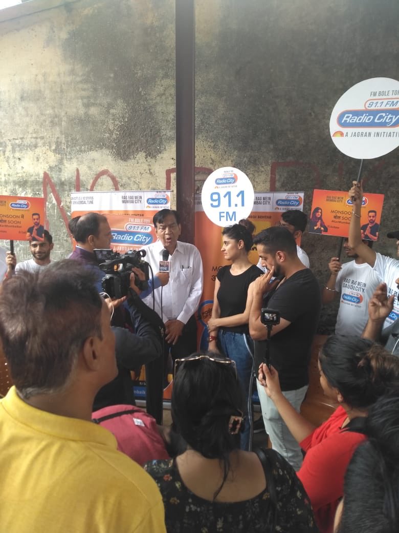 And when u need to get ur hands dirty to get the job done <a href="/radiocityindia/">Radio City</a> reached #maladeast because this #monsoon if u speak up well get it done #mondoonmeinbolsoon #karmumbaikar