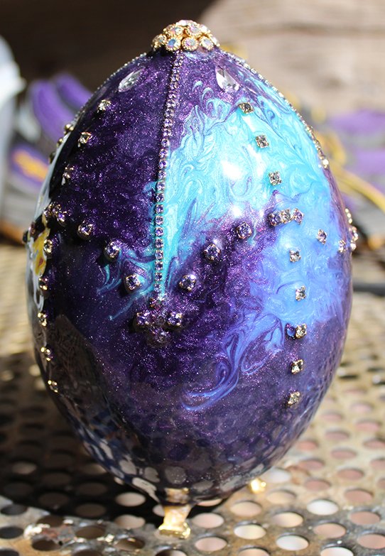 Zaebrael's tweet photo. The ugly as sin rhea egg next to its gorgeous space egg sibling https://t.co/bJ9CSY6SBC