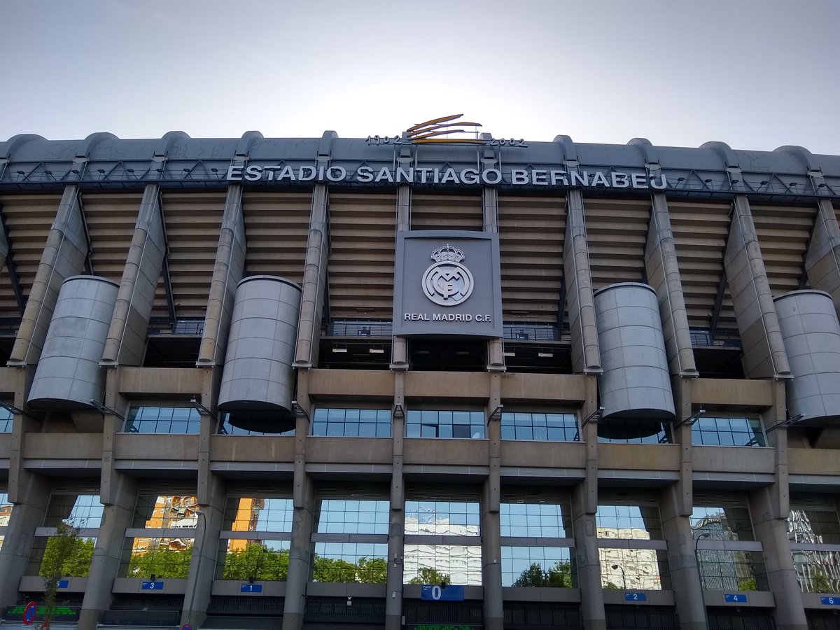 Ci siamo aggregati alla folla dei fedeli che si recava in pellegrinaggio al luogo di culto Santiago Bernabeu. I prezzi delle reliquie sono un po' eccessivi per miscredenti come noi. #football #madrid #Calcio