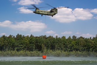 dhcluchtmacht's tweet photo. Onderweg. Wederom een blusinzet. Een Chinook en ondersteunend Mobile Air Operations Team samen in actie met Duitse & NL hulpdiensten @VNOGregio om #bosbrand te bestrijden #FireBucketOperations. Dit keer Duits grondgebied, bij voormalig vliegveld #Venlo. #Teamwork. Foto's: archief https://t.co/YiUOuEo0la
