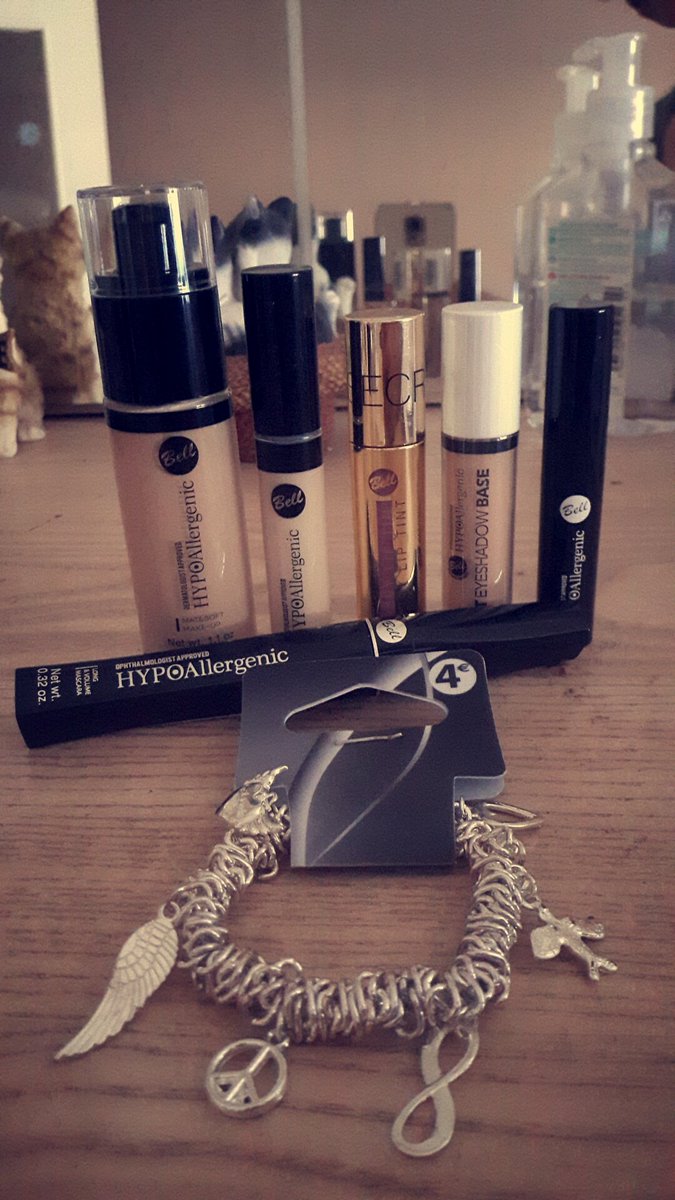 TitiaHo's tweet photo. Je suis trop contente ma commande de chez @bysmaquillage est arrivé je vais pouvoir essayer ces produits hypoallergenic 😘 https://t.co/cmDtRb3dG0