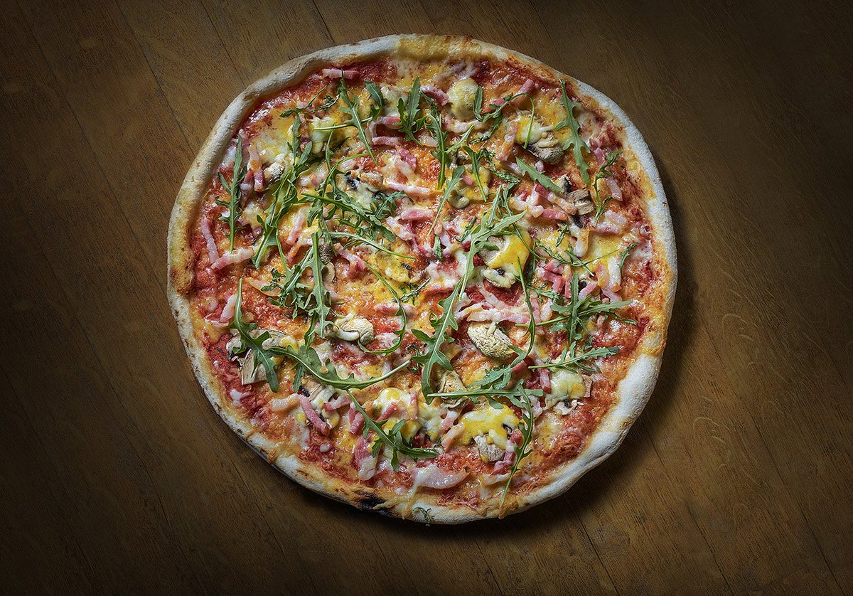 marketbarcelo's tweet photo. ¿A quién no le gusta juntarse con los amigos y cenar pizza un sábado por la noche? Este es el plan que te proponemos para hoy en @marketbarcelo. ¡Las exquisitas propuestas de Flower Experience te encantarán! 🍕😋 #foodmarketbarcelo #sabado #pizza #madrid #flowerexperience https://t.co/TiI4KSBrq1