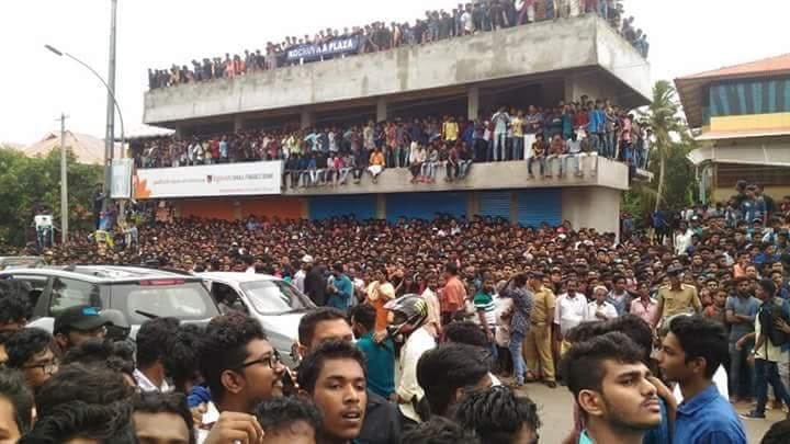 Dulquer_FC's tweet photo. THE CROWD PULLER ...!!! 😎

@dulQuer At Kottarakkara For An Inauguration ... https://t.co/wqvj8w3P9C