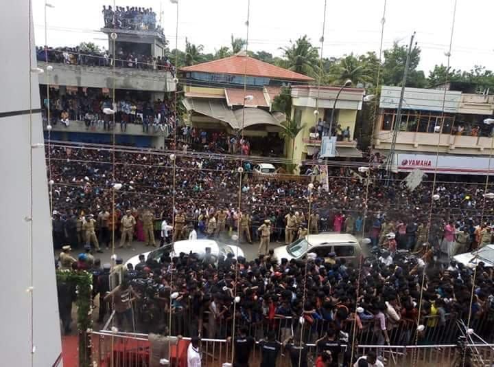 Dulquer_FC's tweet photo. THE CROWD PULLER ...!!! 😎

@dulQuer At Kottarakkara For An Inauguration ... https://t.co/wqvj8w3P9C