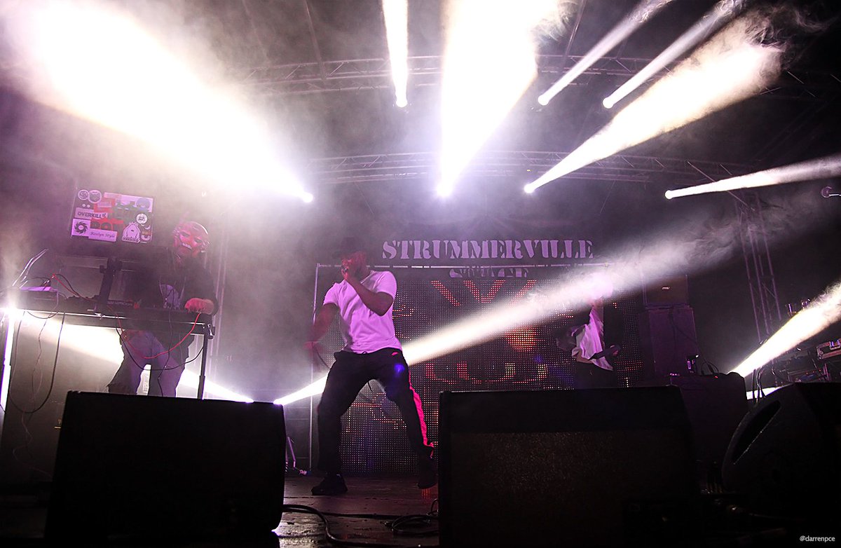 darrenpce's tweet photo. A headline set full of bangers at @HumberStSesh w/@therealbaddie @PLAYERONEWINS (from @bus_hull / @northernsouldoc) and a big eyeball somewhere in the dry ice #Hull #Music #Festival #HSS2018 https://t.co/qoJsfC9LYn