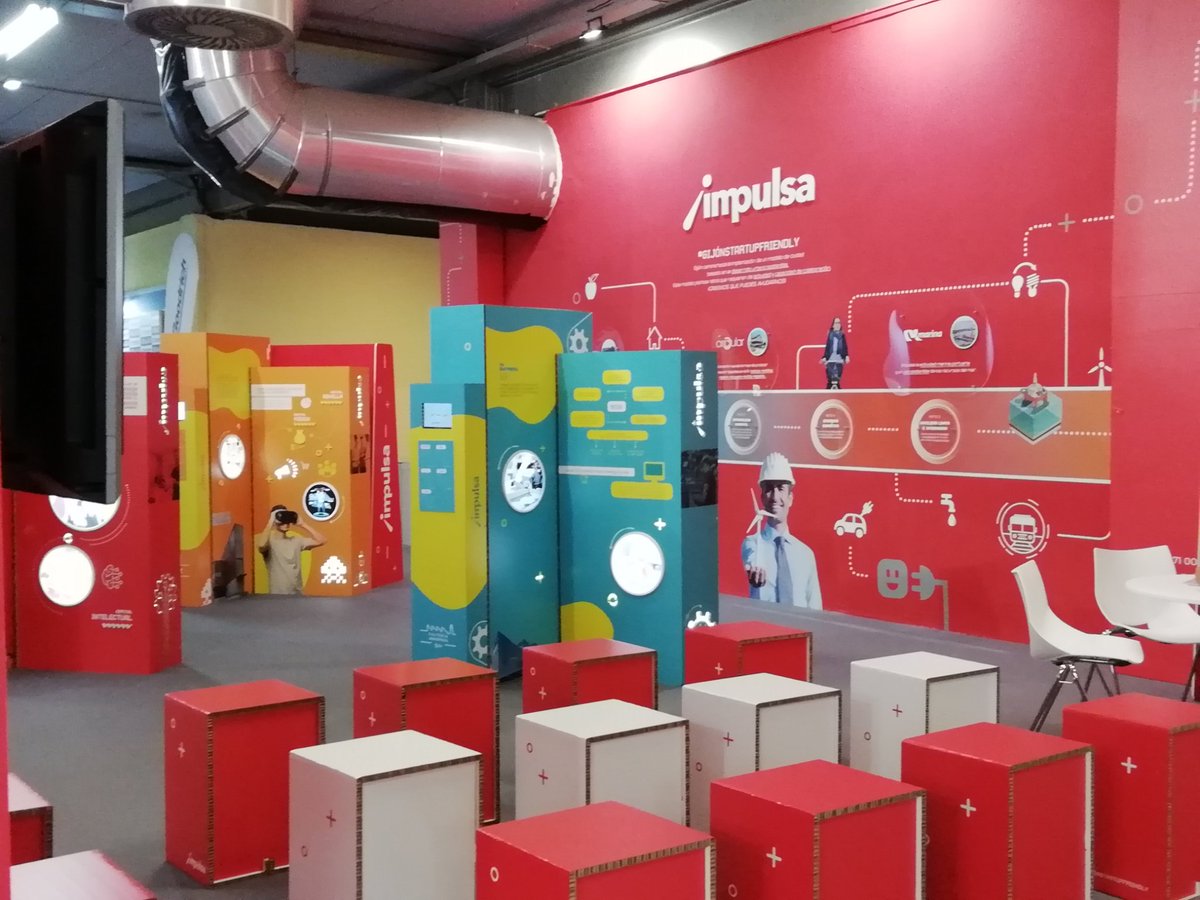 zaqueoaz's tweet photo. A punto de inaugurarse la feria de muestras rematando el stand de #Upintelligence junto al superstand de @GijonImpulsa: #gijónstartupfriendly https://t.co/CGbsC1G4gq