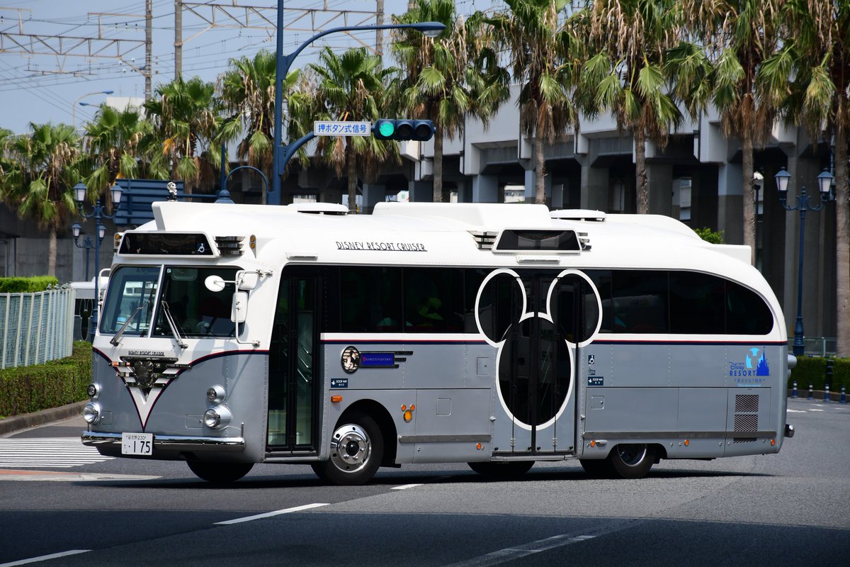 唐揚饂飩 على تويتر ディズニーリゾートクルーザーの車両たち 1枚目はrj 2枚目はhr 3枚目はブルリ ベースのようで 改造車とは言えど Hrで折戸とはなかなか珍しいですね