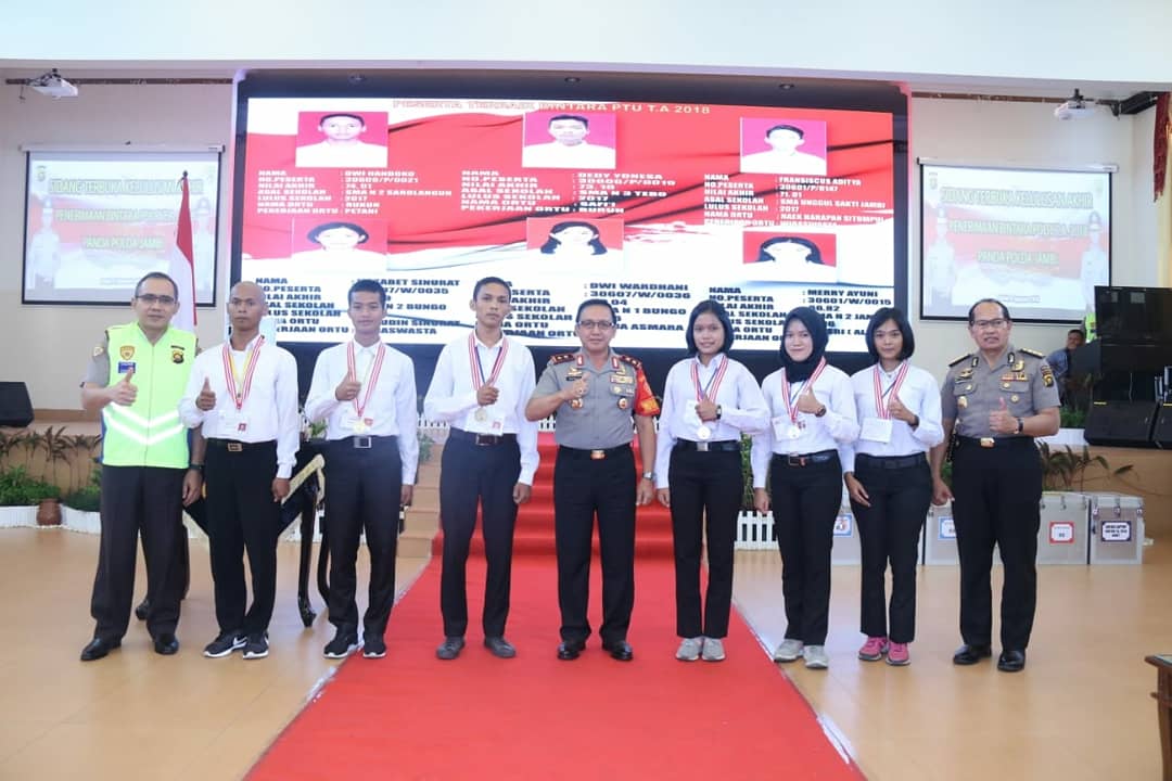 polda_jambi's tweet photo. Kapolda Jambi Pimpin Sidang Kelulusan Akhir Bintara Polri T.A.2018
Panitia Daerah Polda Jambi
#savepolri
#22menit
#kamitidaktakut
#viral
#asiangames2018
#repost
#2018
#haribhayangkara
#haribhayangkara72
#himbauanpolri
#jambibermartabat
#polrihebat
#polisiindonesia https://t.co/rn7BWpJI1U