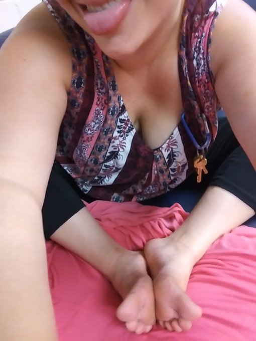 😻 https://t.co/t633gy0L9j<a href="/tag/footfetish"class="tags"><span>#footfetish</span></a><a href="/tag/socks"class="tags"><span>#socks</span></a><a href="/tag/purpletoes"class="tags"><span>#purpletoes</span></a>