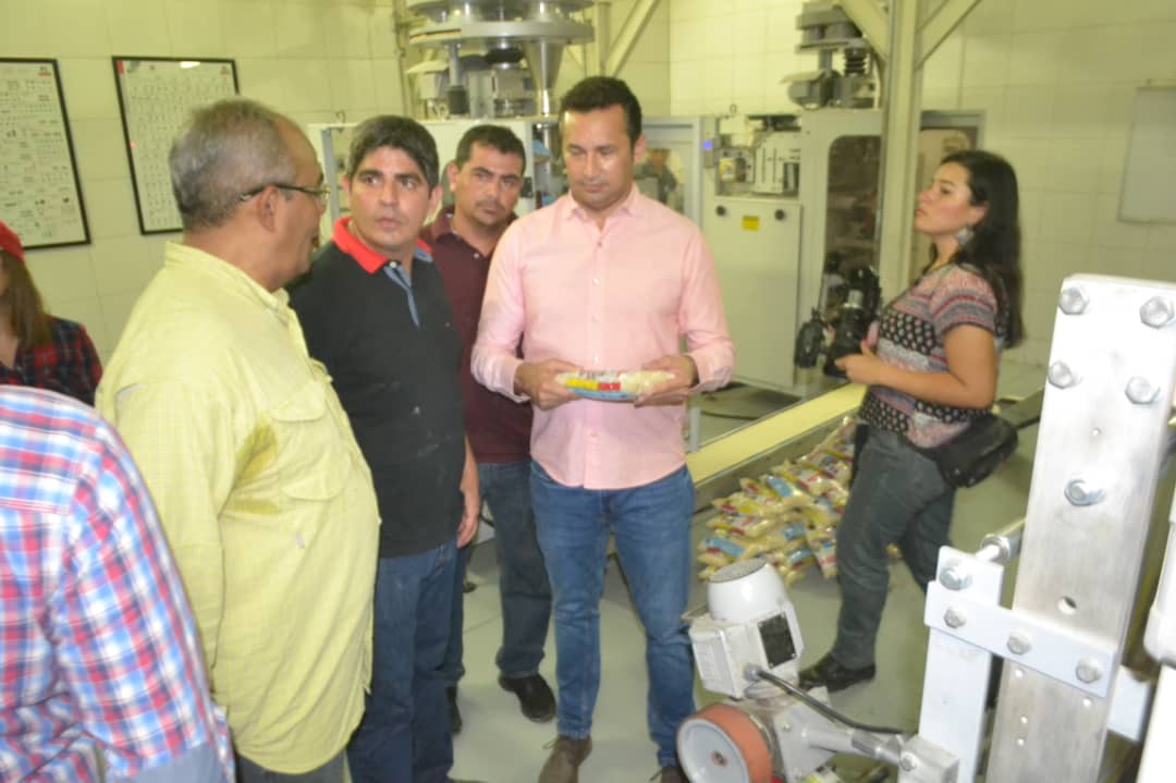 Gob_Guarico's tweet photo. #Sepa || El Gobernador @josemvasquez junto a la Viceministra Agricultura Productiva Tibisay León inspeccionaron Planta Procesadora de arroz #COGOYAL en Calabozo #Miranda. En esta planta aproximadamente a diario son distribuidas 380 toneladas de arroz ||
#SoyGuárico #EnCuerpoYAlma https://t.co/QQNXBgOSSu