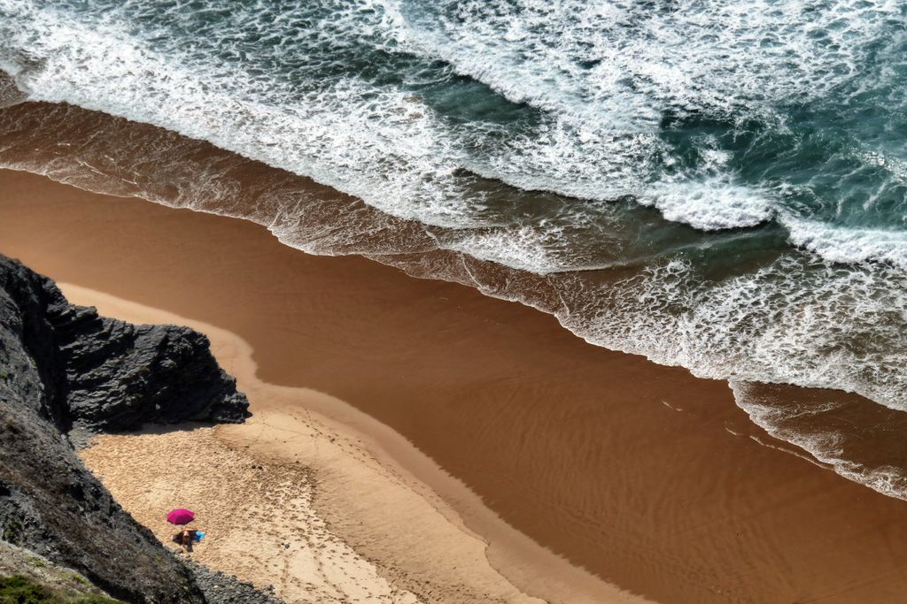 dailystoic's tweet image. The harder you work to eliminate uncertainty and ambiguity from life, the smaller the confines of your comfort zone become. True comfort is found through embracing discomfort, not shielding yourself from uncertainty—and this is the paradox of comfort.  buff.ly/2I36TfJ