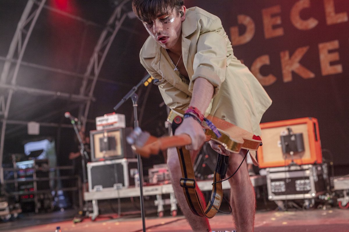 rockshotmaga's tweet photo. @DeclanMcKenna...the new David Bowie? 
#DeclanMckenna #showman #guitar #intelligence #fun #DavidBowie #songwriter @neverworld https://t.co/PRy1KjemEq