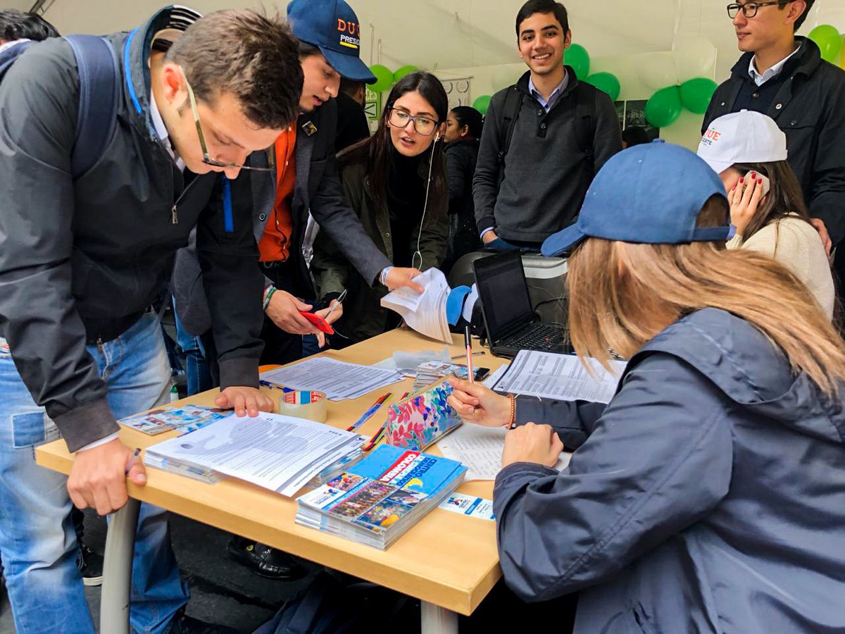 UniCD_Externado's tweet photo. #CDExternado Nuestro trabajo por Colombia nunca se detiene. 💪❤🇨🇴Conoce los mejores momentos de nuestro stand en la Feria de Grupos Estudiantiles de la @uexternado. Estudiantes y empleados mostraron su afecto por el @cedemocratico y por el presidente @alvarouribevelez. https://t.co/omf5T0AC8T