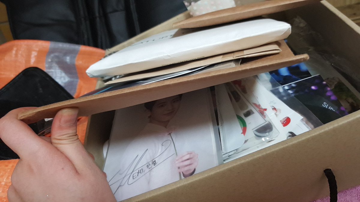 I992_92I's tweet photo. 최근 거는 없지만 2ㅔ발 다 드릴테니 가져가세여... 네이처 졸라 많고... 제발 가져가주세여 #엑소 #엑소앨범 #엑소굿즈 #엑소포카 #엑소비공굿 엑소더스? 카이뱃지랑 부채도 이써여 가져가세여 제바루ㅠㅠㅠ https://t.co/QoHNovePpD