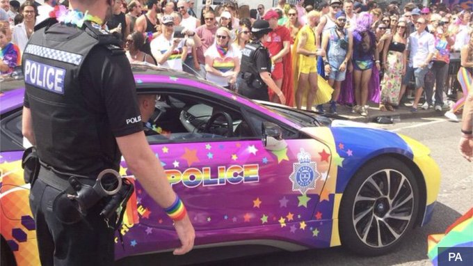 The police fabbed up their squad car for Brighton Pride celebrations in England today. LOVE this! 🏳️&zwj;🌈🎉<a href="/tag/catlife"class="tags"><span>#catlife</span></a>