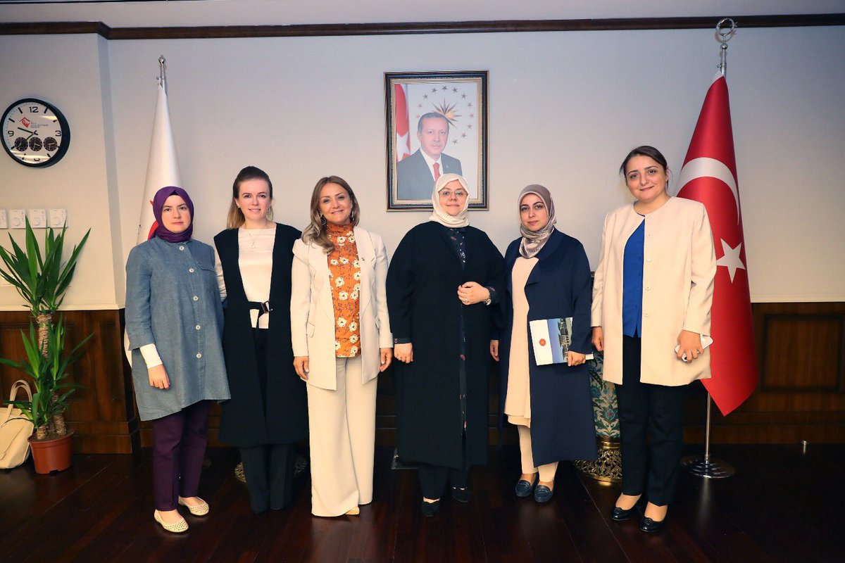 Sayın Aile, Çalışma ve Sosyal Hizmetler Bakanımız <a href="/ZehraZumrutS/">Zehra Zümrüt Selçuk</a> ‘a hayırlı olsun ziyaretinde bulunduk.