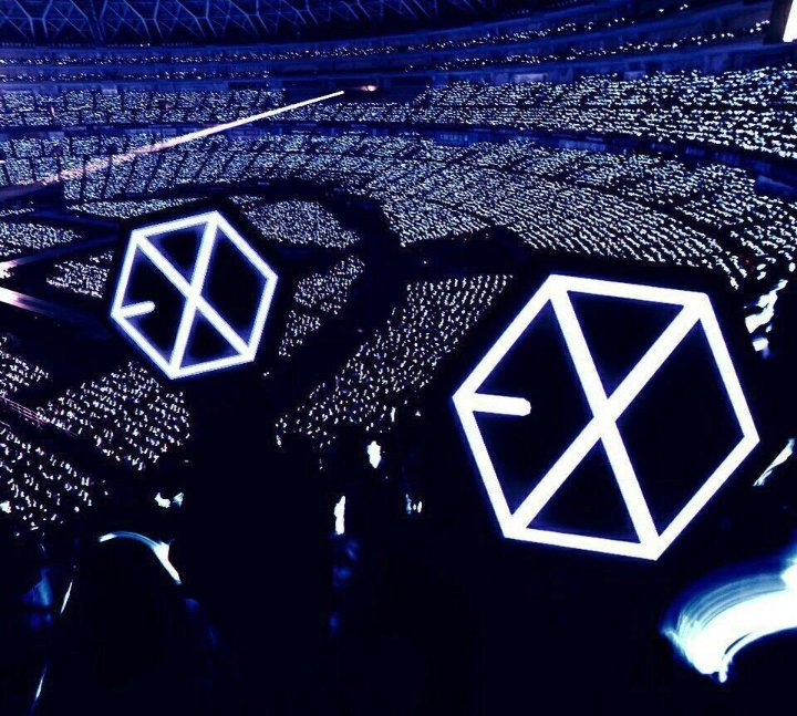 EXOGlobal's tweet photo. Happy 4th Year Anniversary EXO-L 🎉🎂💕 #4YearsAsEXOL https://t.co/GtIs7YWe1f