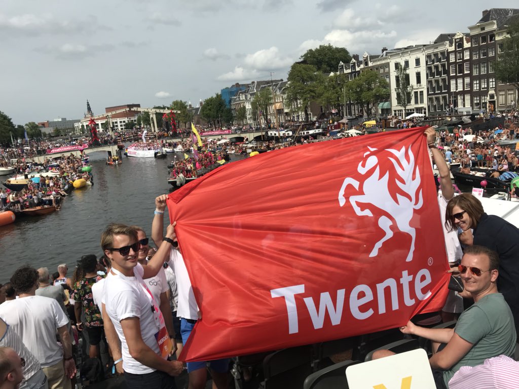 Wow! Wat een boot! Supertrots op Twente! #pride #prideamsterdam <a href="/gemeentehengelo/">Gemeente Hengelo</a> <a href="/Gem_Enschede/">Gemeente Enschede</a> <a href="/twente/">Twente</a> @novelt_online <a href="/ProvOverijssel/">Provincie Overijssel</a> <a href="/AmbassadeTwente/">Twentse Ambassade</a> @techniekpacttwente Topsfeer en belangrijke boodschap.