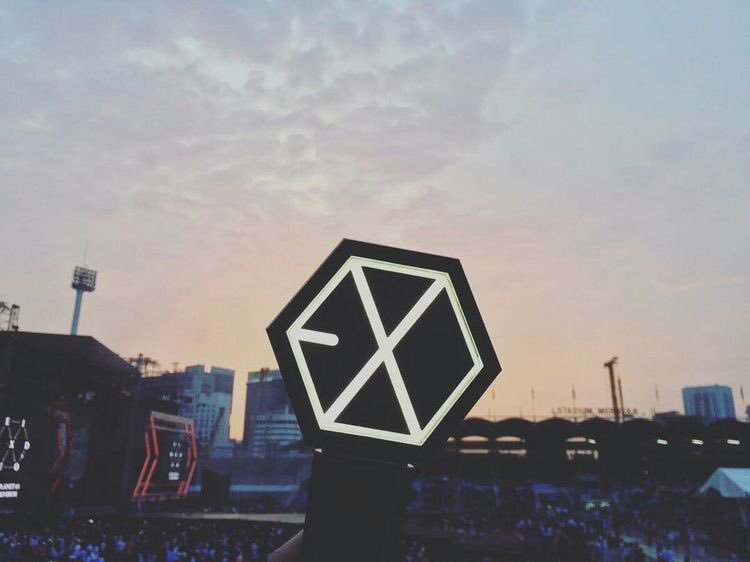 EXOL_THteam's tweet image. วันนี้วันครบรอบ 4ปีของเอลี่ทั้งโลก
 
Happy birthday to EXOL around the world 🌎

ขอบคุณเอลี่ทุกคนที่อยู่ร่วมกันมาไม่ว่าจะพึ่งเข้ามาเป็นส่วนหนึ่งหรืออยู่กันมาตั้งเเต่เดบิ้ว.ขอบคุณเอลี่ที่ปกป้องเอ็กโซ ที่คอยสนับสนุนเอ็กโซเเละขอบคุณเอลี่ทุกคนที่รักเอ็กโซอยู่กันไปนานๆนะ #4YearsAsEXOL