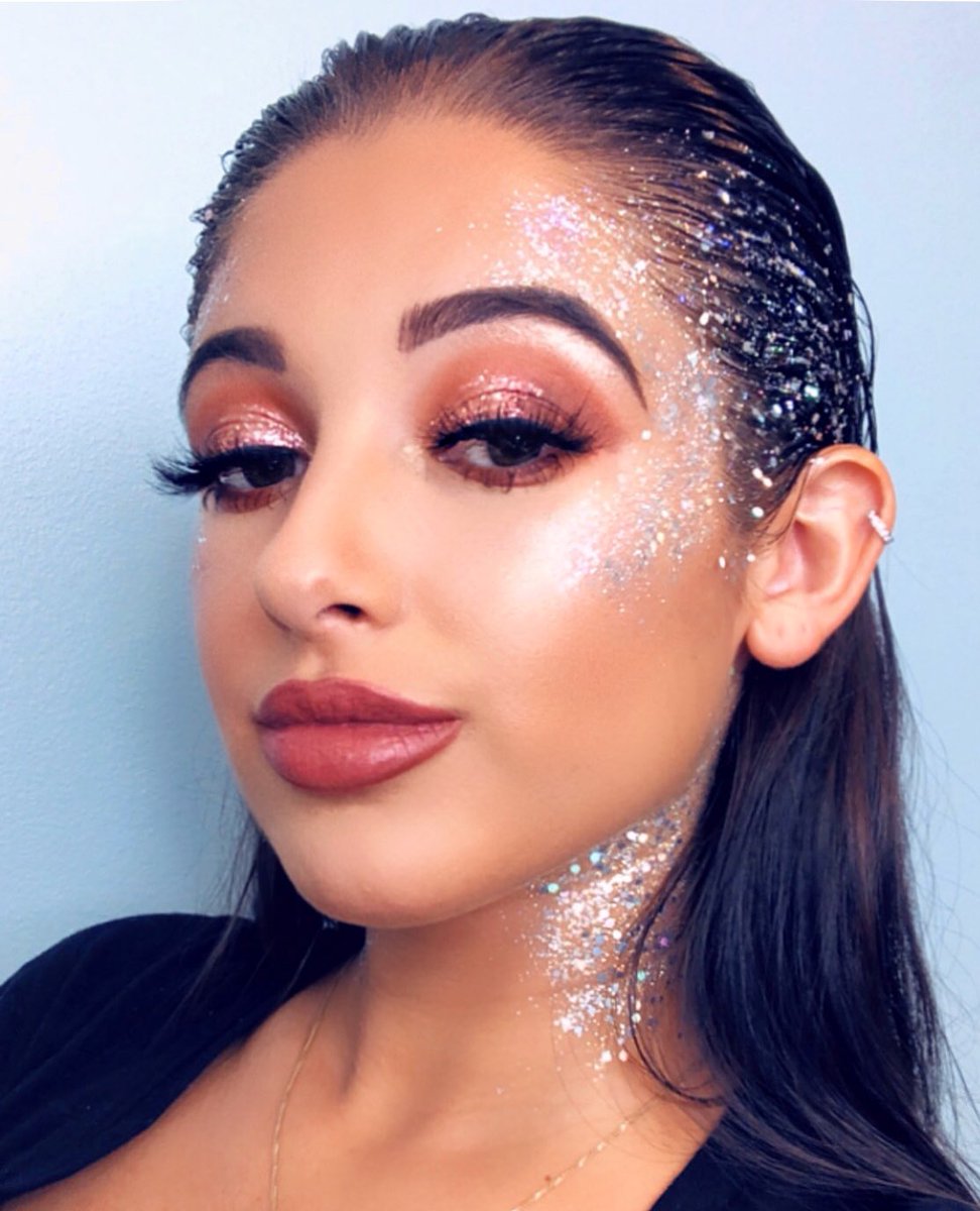 MadelynnSkye's tweet photo. Lolla makeup ✨
So if you live in Chicago you know @lollapalooza is THIS weekend! You definitely want to make sure your makeup is on point and you are all glittered up!
Products Used:
@limecrime Diamond Dew 
@getlemonhead Glitter
@WinkyLux Lipstick 
@farsaliCare Highlight https://t.co/sj72ddB8gG