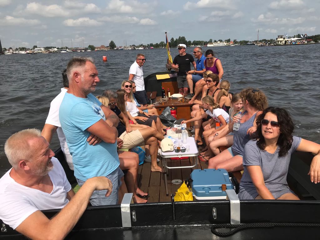 itDoarpHuzum's tweet photo. Wij zijn er klaar voor! Bemanning sponsorrondvaartboot en sponsorpraam heeft er alle vertrouwen in. Volgend jaar ook mee met deze gezellige club? Meld ja aan als sponsor via https://t.co/t0vM3xEvRl #simmer18 #sks18 https://t.co/NkyrDFhpGA