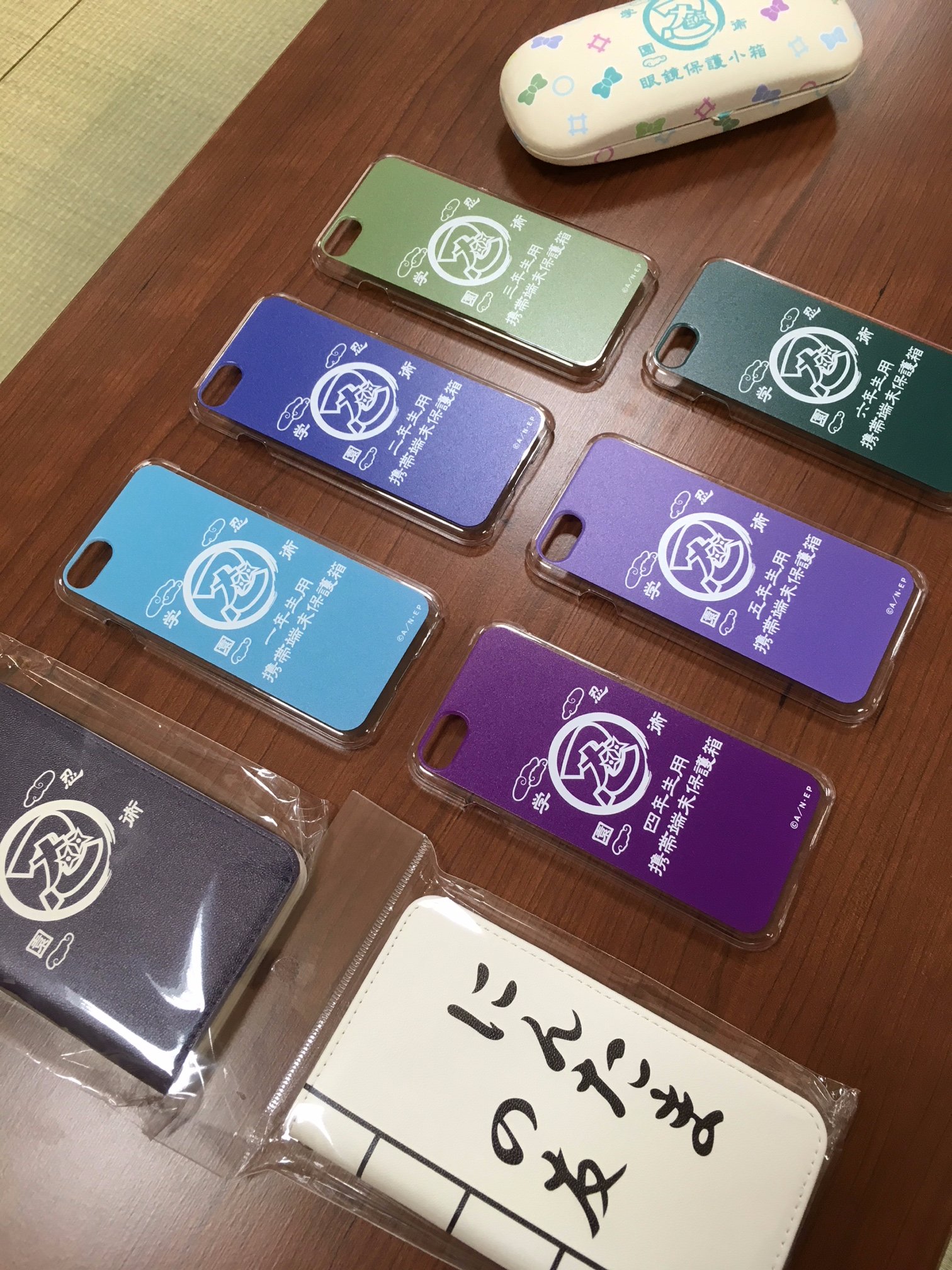 忍たま乱太郎 公式 Nep 忍たま 仙台 藤崎百貨店の忍たま文化祭 新商品紹介その２は スマホケース スマホカバー この時期かかせない 忍者はガッツじゃ スポーツタオル そして眼鏡払拭布付の眼鏡保護小箱 眼鏡ケース 明日8月5日は乱