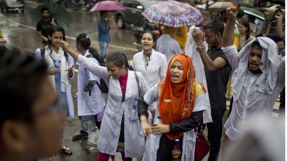 ArunRahman's tweet photo. #bangladeshstudentprotests
Bangladeshi students shout slogans as they block a road during a protest in Dhaka [A. M. Ahad/Bangladesh] https://t.co/F3ex4xwY50