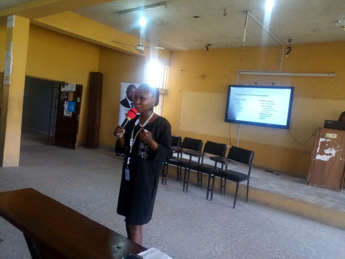 mikkypumpin's tweet image. #RSW2018 
#Week4
@ReadySetWorkng
@ToyinZuleiha taking the students through EFFECTIVE COMMUNICATION slides. 
#Class15