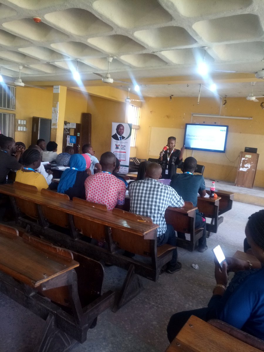 mikkypumpin's tweet image. #RSW2018 
#Week4
@ReadySetWorkng
@ToyinZuleiha taking the students through EFFECTIVE COMMUNICATION slides. 
#Class15